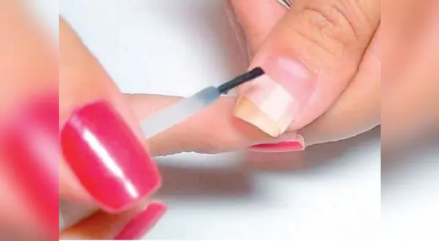 Utiliza un quitaesmalte sin acetona porque se puede quitar el pegamento. Utiliza un quitaesmalte sin acetona porque se puede quitar el pegamento.