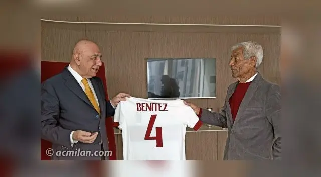 Benítez recibe la camiseta de la mano de Adriano Galliani
