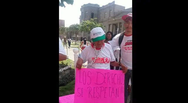 Hombre se encadena pidiendo ser atendido Hombre se encadena pidiendo ser atendido