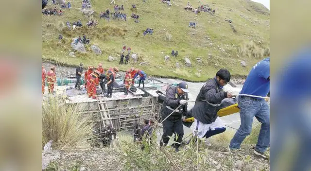 Personal de la Dirección Regional de Salud rescató los cadáveres en el bus que cayó al río.