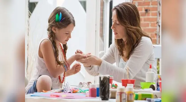 Comparte un tiempo con los hijos para hacer manualidades