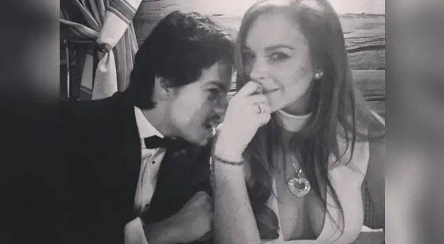 Actriz luce enamorada junto a su prometido.