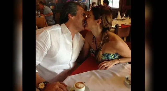 Actriz luce enamoradísima del maduro empresario.