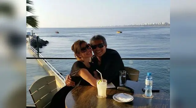 Actriz luce enamoradísima del maduro empresario.