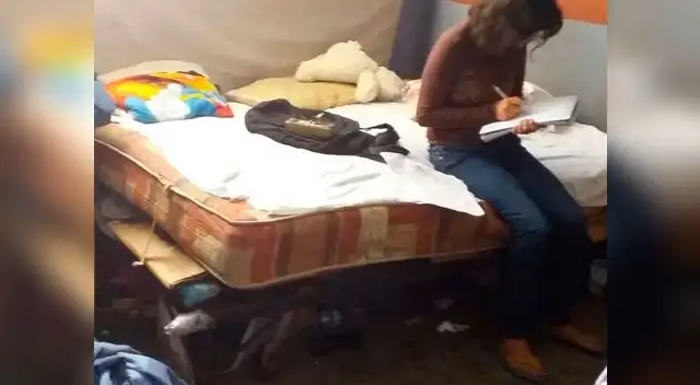 Mujer fue encontrada sentada en su cama.