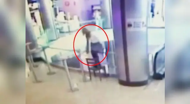 La mujer usó una silla para subir por la baranda La mujer usó una silla para subir por la baranda