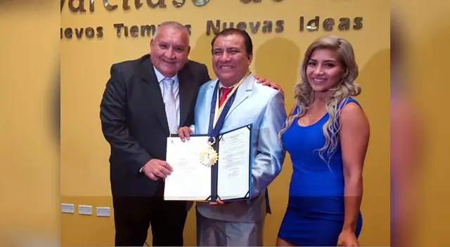Cómico muestra orgulloso su premio junto a sus amigos y familiares.