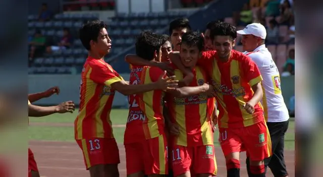 Festejo del Tenaud por el gol marcado de Mendoza. FOTO: César Gamarra/Balcón Deportivo Festejo del Tenaud por el gol marcado de Mendoza. FOTO: César Gamarra/Balcón Deportivo