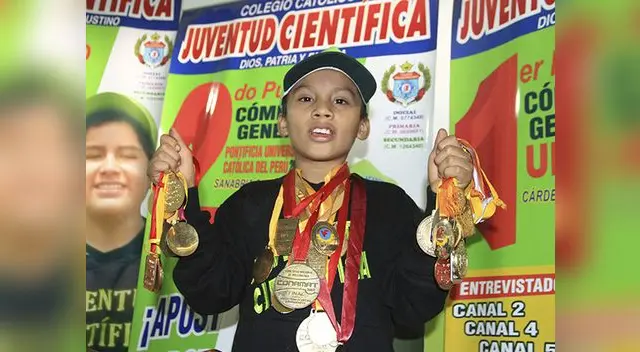 Pequeño muestra algunas de las más de cien medallas que ha conseguido Pequeño muestra algunas de las más de cien medallas que ha conseguido