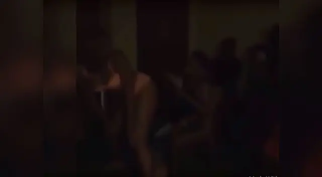 El menor estaba en una silla mientras la bailarina hacía su rutina El menor estaba en una silla mientras la bailarina hacía su rutina