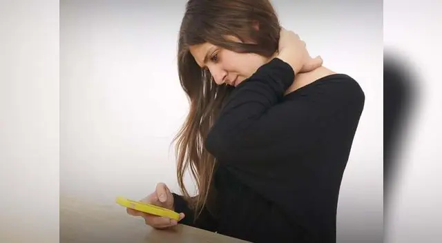 Emplear más de 12 horas en celulares, tablets o computadoras puede ocasionar el síndrome de cuello de texto Emplear más de 12 horas en celulares, tablets o computadoras puede ocasionar el síndrome de cuello de texto