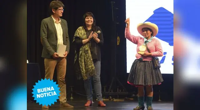 Máxima Acuña en pleno cántico. Máxima Acuña en pleno cántico.