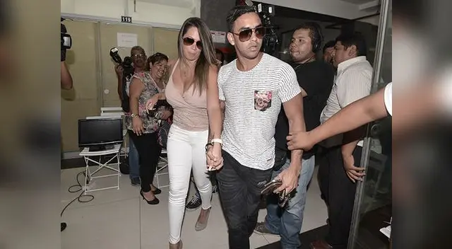 Le da todo su respaldo a su amorcito Le da todo su respaldo a su amorcito