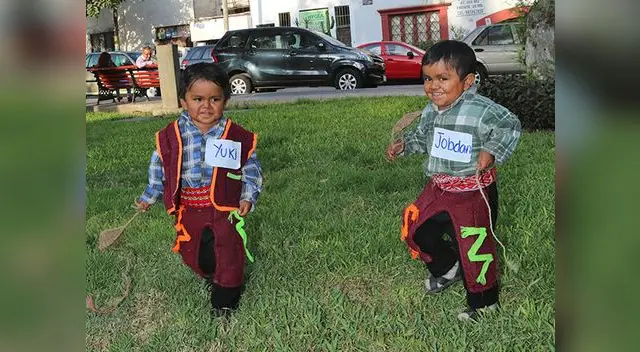 Un pequeño de solo once meses al lado de los hermanos Lizarme