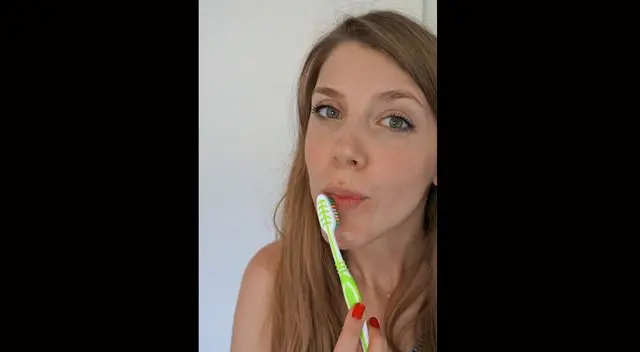 Y usa el cepillo de diente como exfoliador del rostro