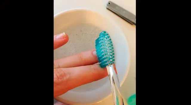 Usa el cepillo de diente para mejorar la cutícula de las uñas