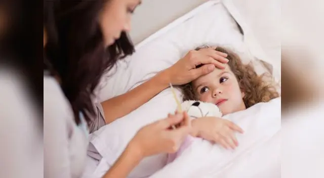 Monitoree la temperatura corporal de su menor hijo.