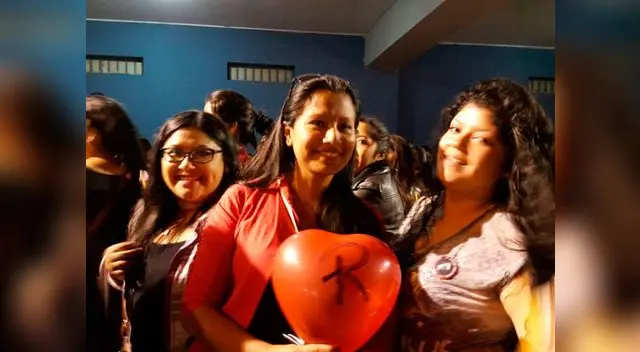 Fans alborotadas antes del concierto de ex Salserín en Lima.