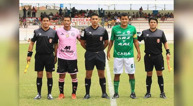 Los capitanes posando con la terna antes del inicio del partido. FOTO:New Life Sport Los capitanes posando con la terna antes del inicio del partido. FOTO:New Life Sport
