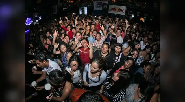 Desde las 6:00 de la tarde se empezaron a formar largas colas