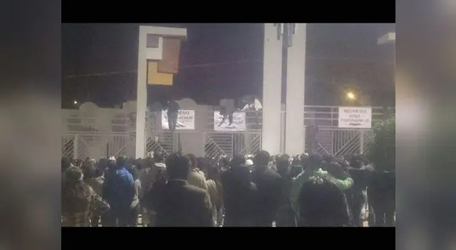 Público trepó las rejas