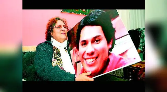 Junto al retrato de su hijo