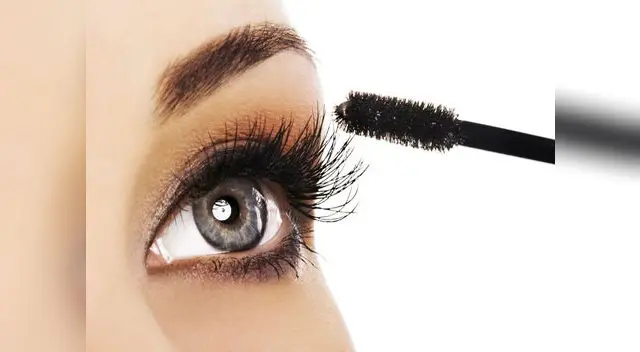 Aplica rimel en la parte externa de las pestañas