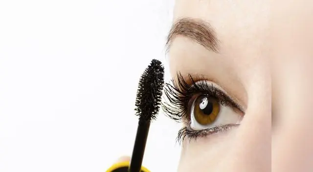 Aplica rimel para alargar las pestañas