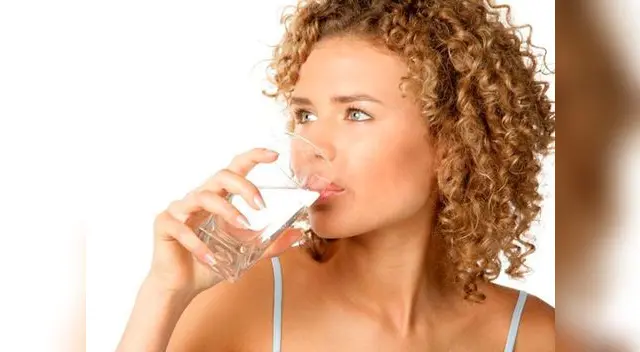 Beber agua por las mañanas. Beber agua por las mañanas.