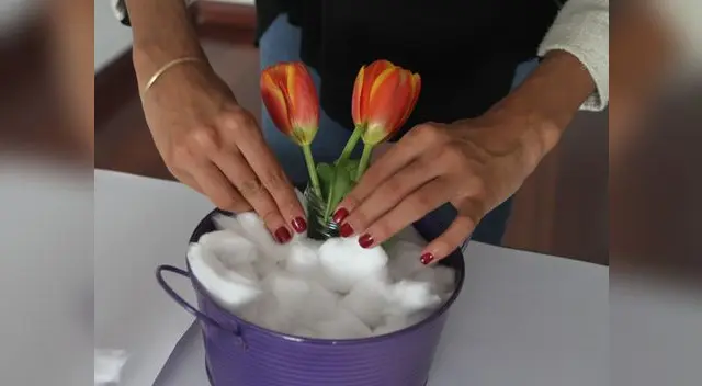 Incorpora las flores en su jarrita de vidrio. Incorpora las flores en su jarrita de vidrio.