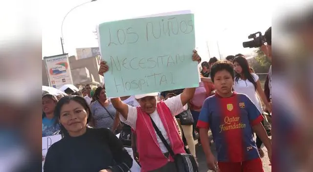 Población dividida por construcción de Hospital. 