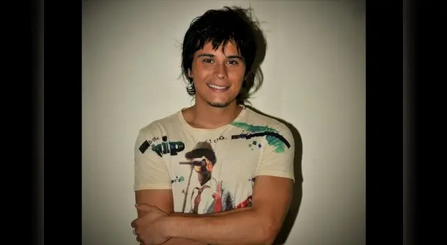 Continúa su carrera musical.