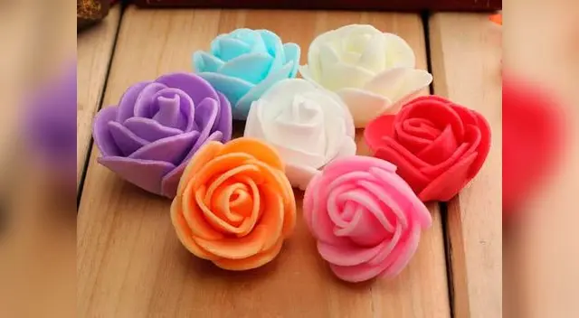 Alegra a mamá con estas rosas de goma eva.