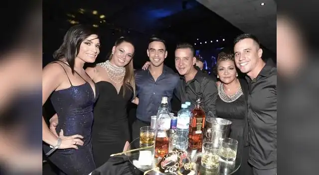 Melissa Klug y Diego Chávarri estuvieron con amigos en Rústica.