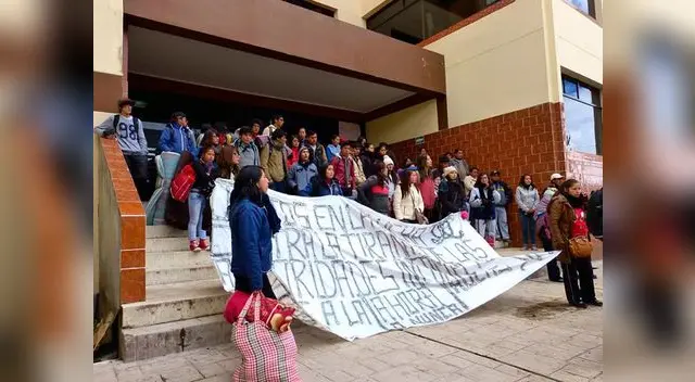 Estudiantes reclaman sus derechos para continuar con sus estudios