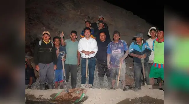 Alcalde trabaja junto a vecinos para construir escaleras Alcalde trabaja junto a vecinos para construir escaleras