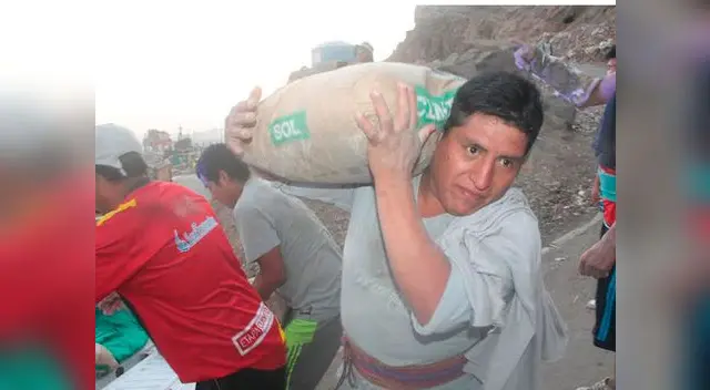 Vecinos trabajan hombro a hombro por escaleras Vecinos trabajan hombro a hombro por escaleras