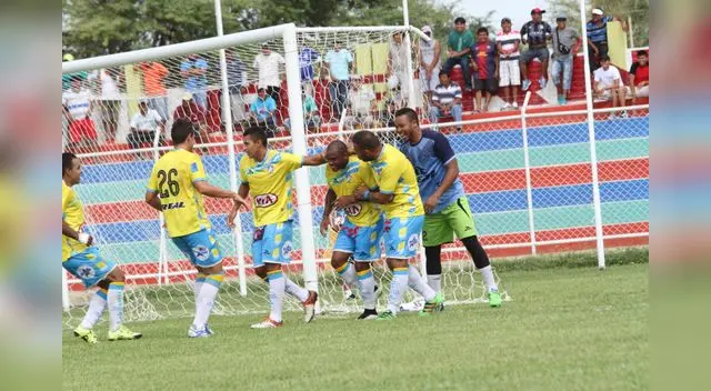 Kontogiannis, Arrieta, Khan y Borges felicitan a Aguirre por su gol.FOT0: R. GUERRA