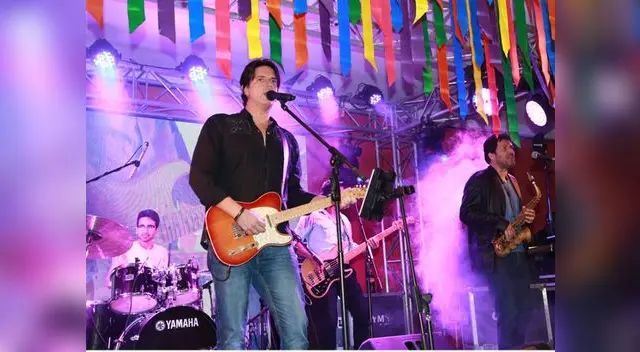 Pedro Suárez Vértiz La Banda en pleno concierto