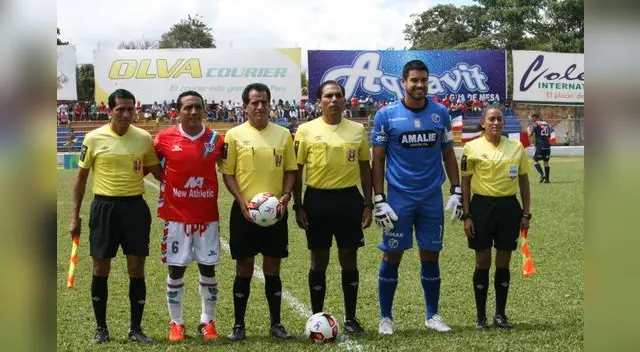 Los capitanes  Carlos Corcuera(Comercio) y Erick Delgado (Universitario) posan junto al juez Panta y su terna.