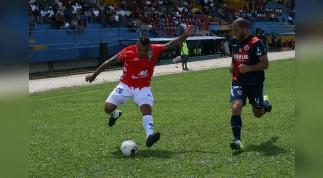 Mayora remata ante la marca de  Adrian Zela defensor de Municipal.FOTO: Jhon Guevara