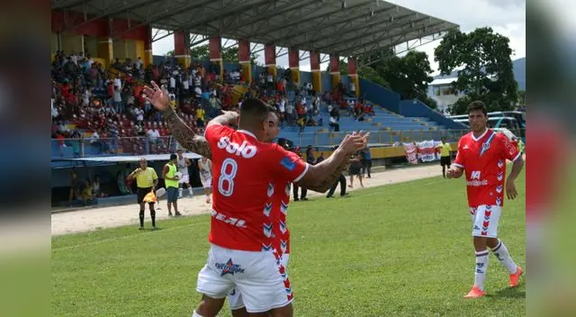 Mayora festeja con Bogado y Velarde cerca para unirse a los festejos. FOTO: Jhon Guevara