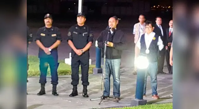 Ministro en plena conferencia