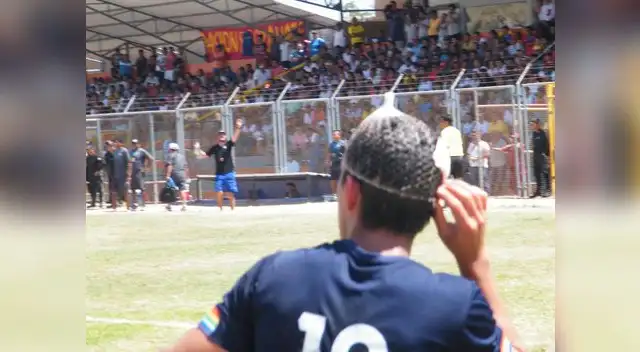 Ingresa al campo de juego con una malla.