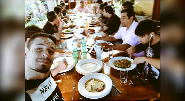 Almorzando previo al show que ofrecieron en Chincha el domingo Almorzando previo al show que ofrecieron en Chincha el domingo