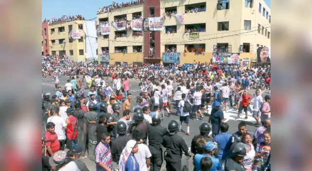 Caída de tarima de madera y metal causa tremendo susto entre los hinchas del mundialito.