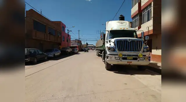 El trailer que conducía el chofer fallecido, junto a su esposa también muerta