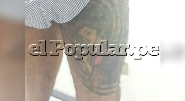 Lleva el dibujo de una gerrera en la pierna. 