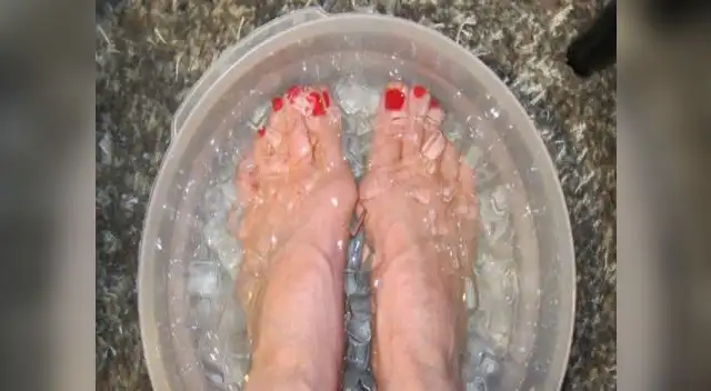 Descansa tus pies con hielo.