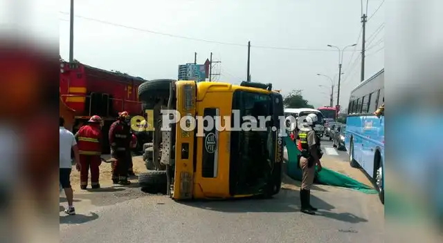 Unidad vehicular terminó volcada a un lado de la vía
